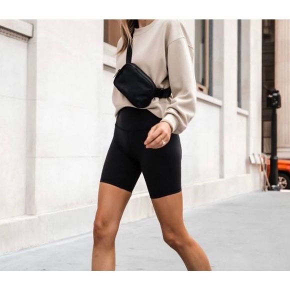 NWT Lululemon Everywhere Belt Bag in Black - Picture 3 of 5